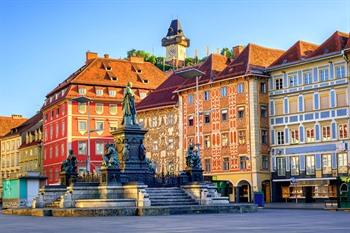Fontein en kleurrijke gevels op Hauptplatz in Graz, Oostenrijk