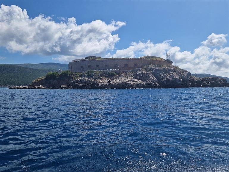 Fort Mamula in de baai van Kotor