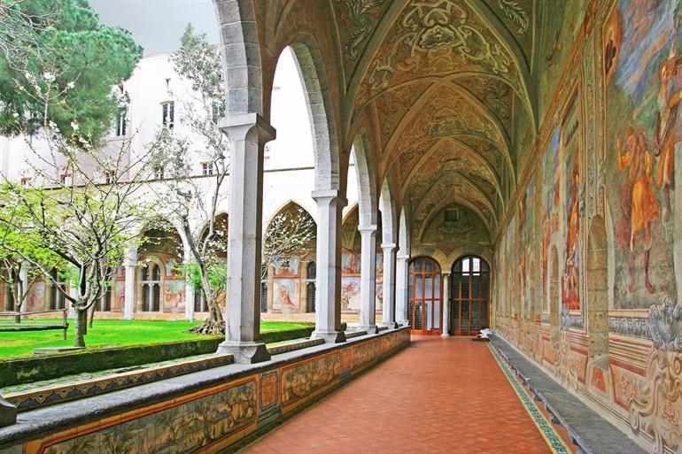 Fresco's op de muren van de Kloostertuin Santa Chiara, Napels