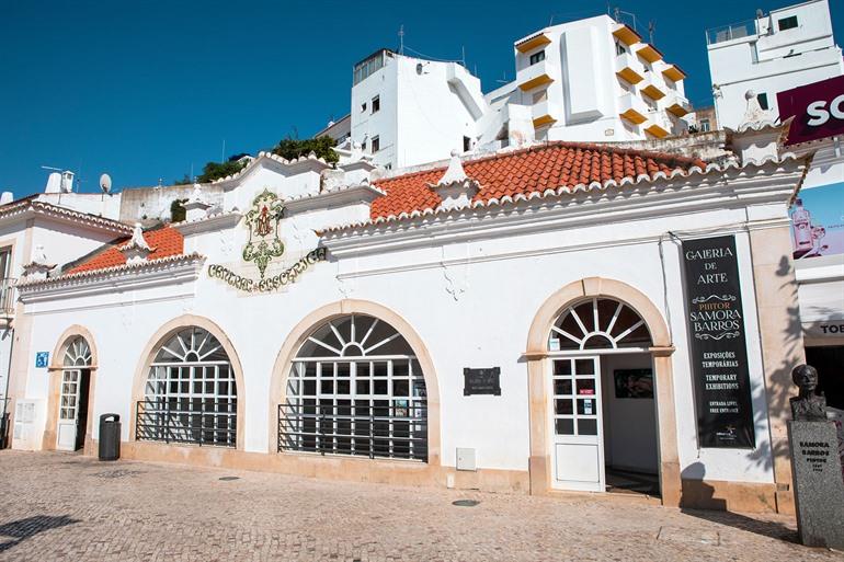 Galeria de Arte Pintor Samora Barros bezoeken in Albufeira, Algarve