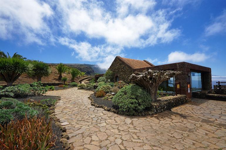 Gebouw van César Manrique bij Mirador de la Pena, El Hierro