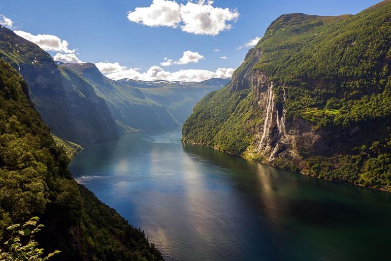 Geirangerfjord met de Seven Sisters waterval, Noorwegen