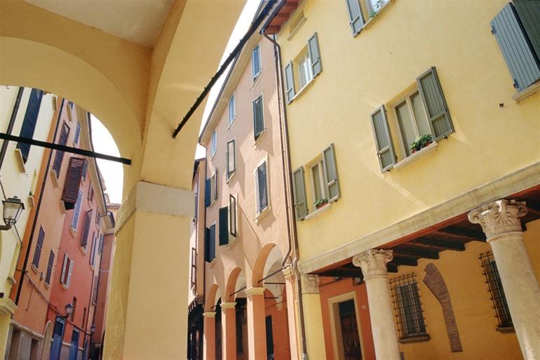 Gekleurde gebouwen in het Joodse getto van Bologna