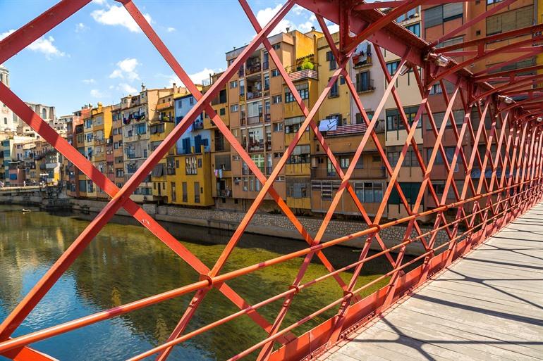 Gekleurde huizen aan de Onyar rivier, Girona