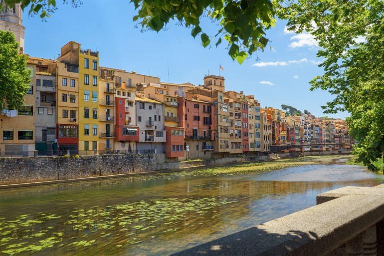 Gekleurde huizen aan de Onyar rivier, Girona