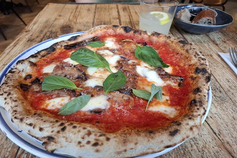 Geniet van een prachtige pizza bij Marcella