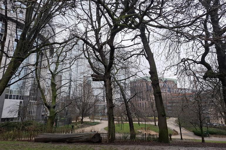 Geniet van een rustig moment in het Leopoldpark in Elsene