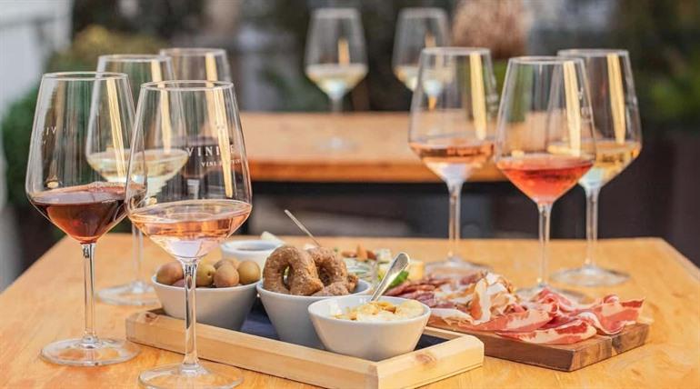 Geniet van een wijnproeverij in Locorotondo met Apulische specialiteiten
