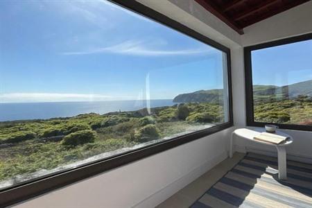 Geniet van het adembenemende uitzicht in Ribeira vanuit deze vakantiewoning
