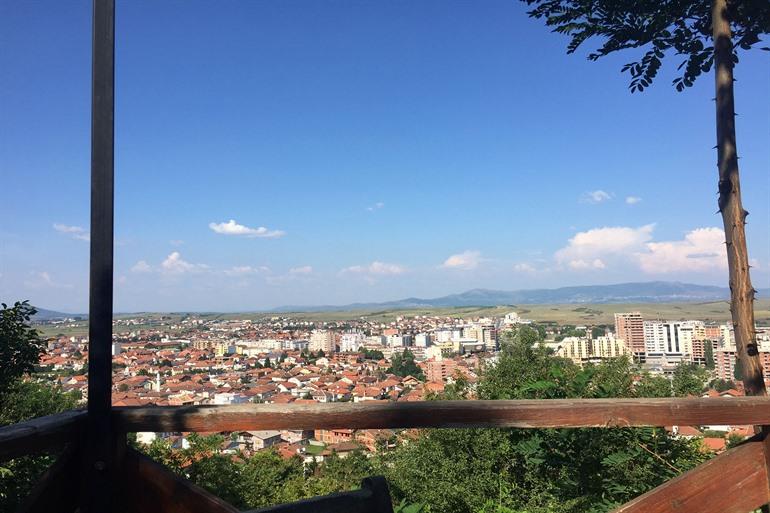 Geniet van het uitzicht vanaf de Çabrati-heuvel, Gjakova