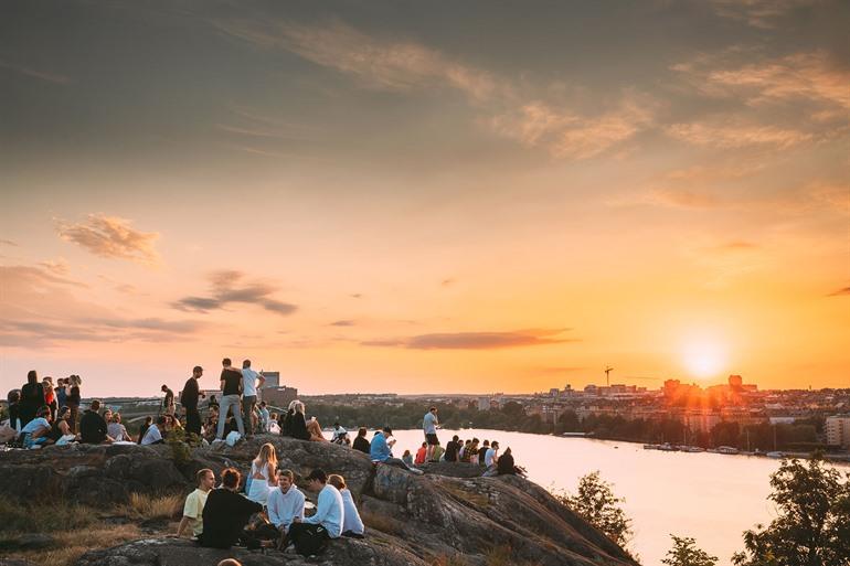 Genieten van de zonsondergang op Skinnarviksberget