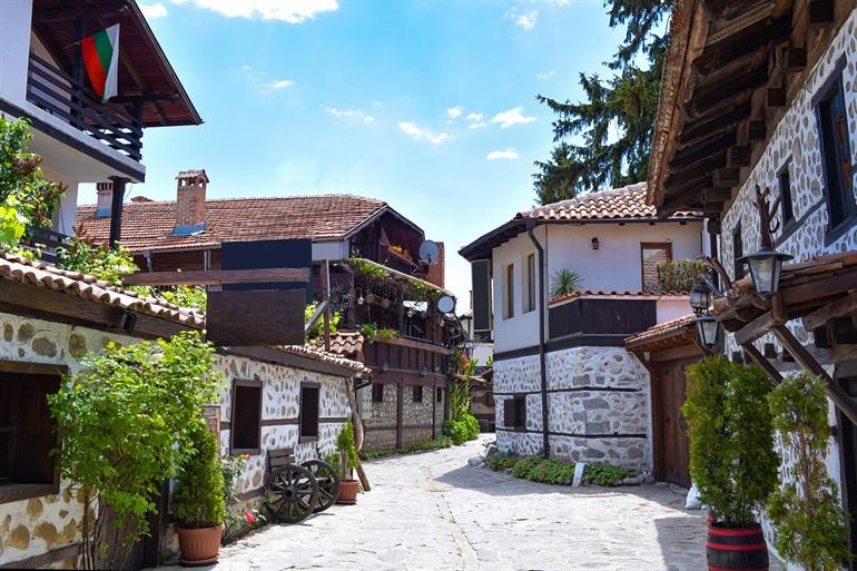 Geplaveide straat in het oude centrum van Bansko, Bulgarije