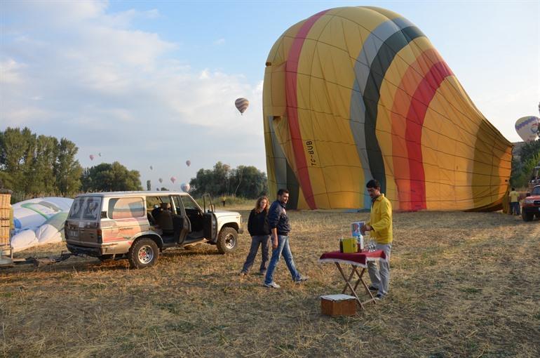 Glaasje champagne na de ballonvaart