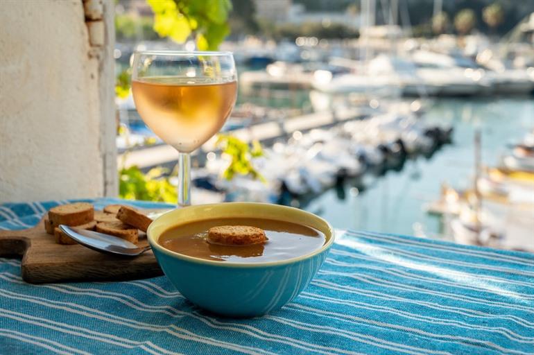 Glas wijn uit de regio met zicht op de haven van Cassis