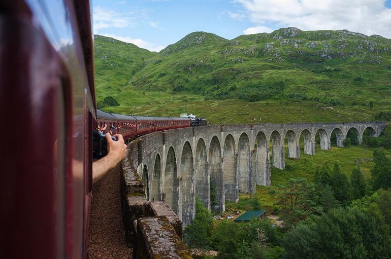 Glenfinnan viaduct vanop de Jacobite stoomtrein