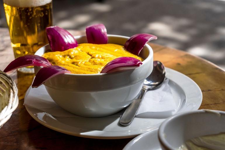 Gofio escaldado, een typisch gerecht van de Canarische eilanden