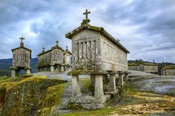 Graanschuren in het dorp Soajo, Peneda-Gerês