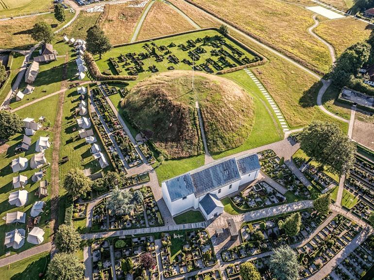 Grafheuvel en ruïnesteden uit de Vikingtijd in Jelling, Jutland