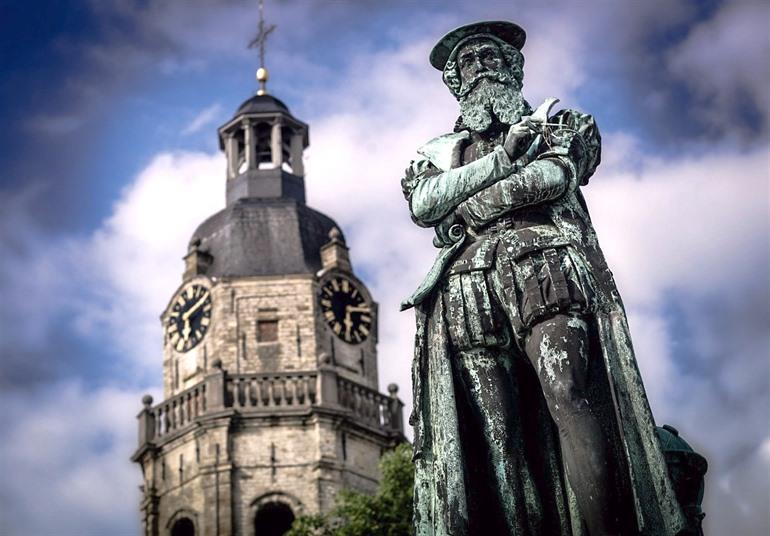 Graventoren met standbeeld Mercator in Kruibeke, Waasland