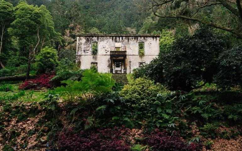 Grená's House, Furnas 