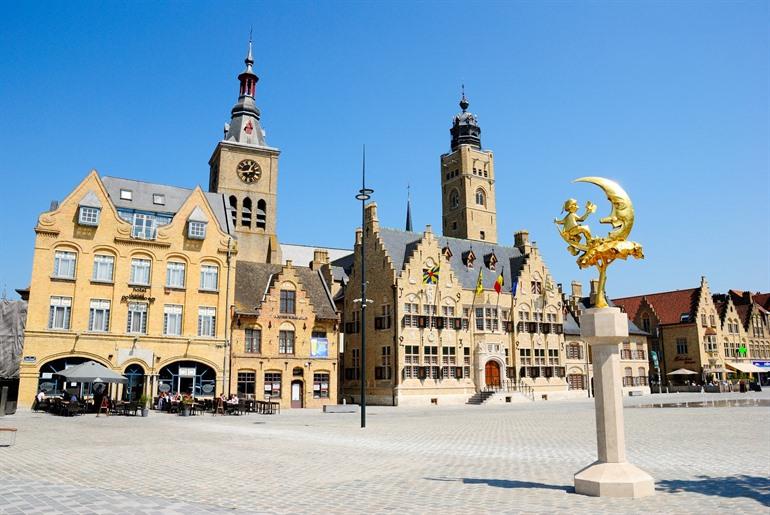 Grote Markt van Diksmuide en het standbeeld