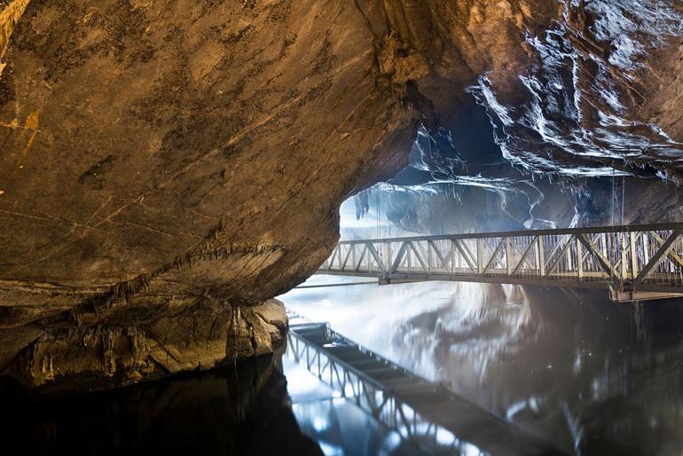 Hangbrug over de Lesse in de grotten, Han-sur-Lesse