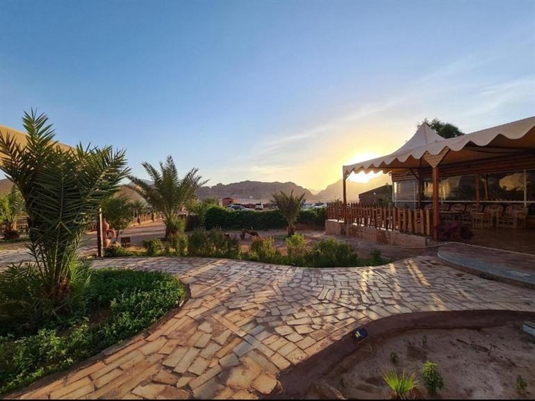 Hasan Zawaideh Camp boeken