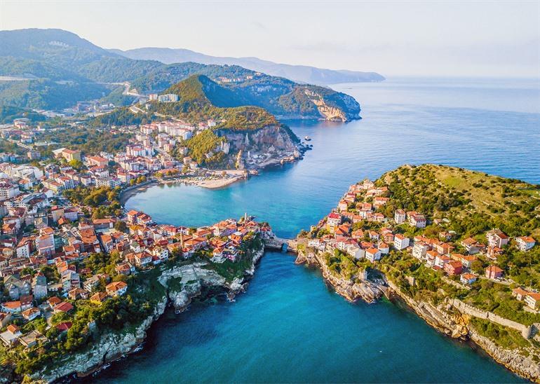 Havenstadje Amasra aan de Zwarte Zeekust van Turkije