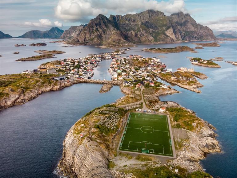Henningsvaer voetbalveld in de Lofoten