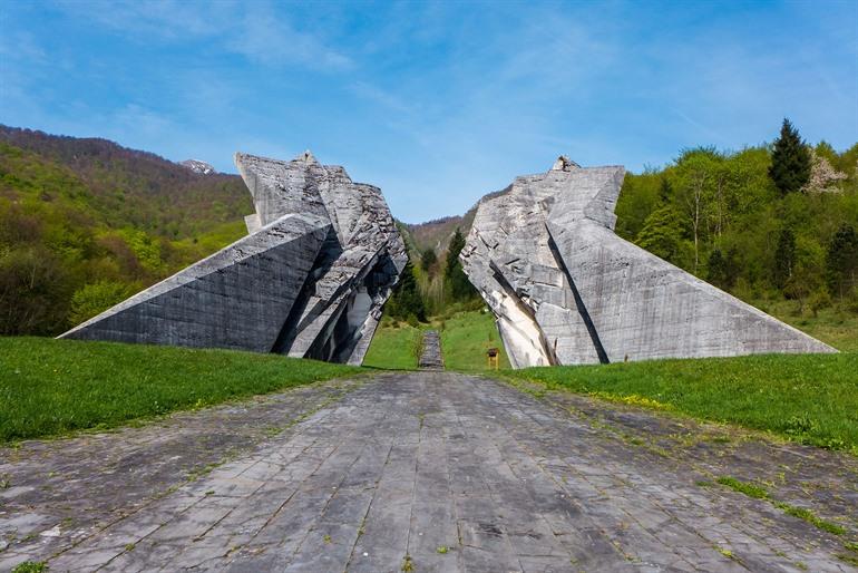 Herdenkingscomplex voor de Slag om Sutjeska in het nationaal park Sutjeska, Bosnië