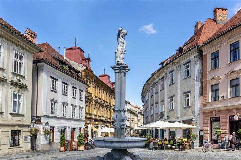 Herkulov fontein in het oude gedeelte van Ljubljana, Slovenië