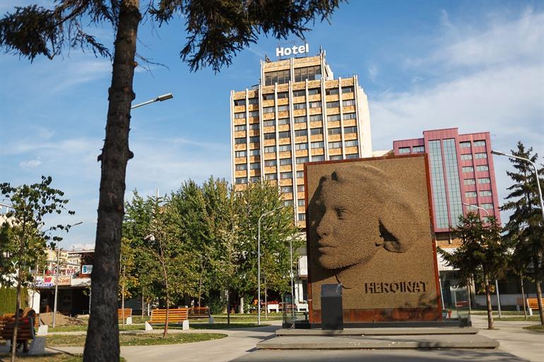 Heroinat Memorial, monument als eerbetoon aan de vrouwen in Pristina