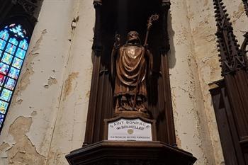 Het beeld van Sint-Bonifaas, de heilige Bonifatius