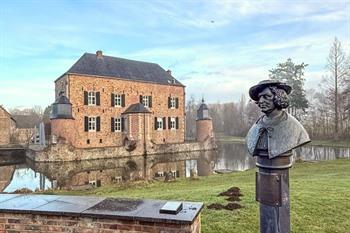 Het borstbeeld van Grabriël Grupello voor het kasteel