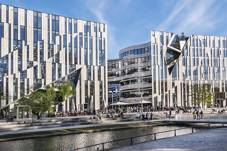 Het futuristische Kö-Bogen, Düsseldorf