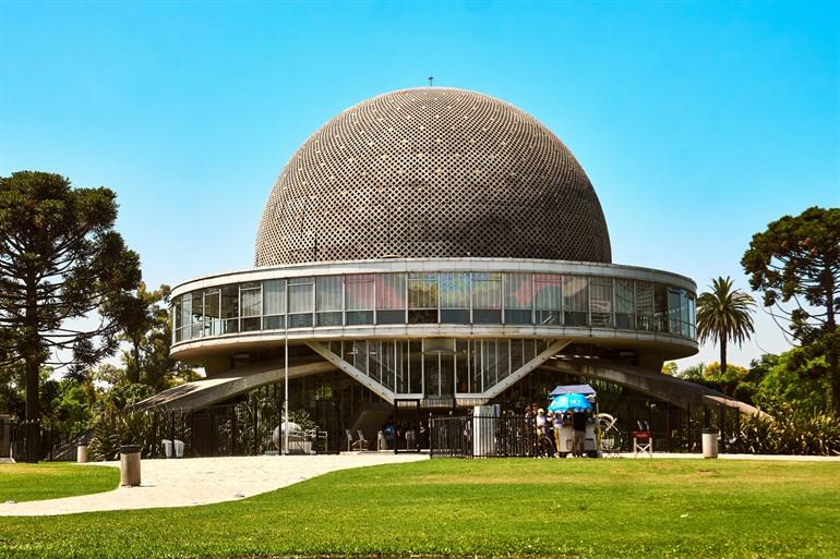Het Galileo Galilei Planetarium bevindt zich in Parque Tres de Febrero
