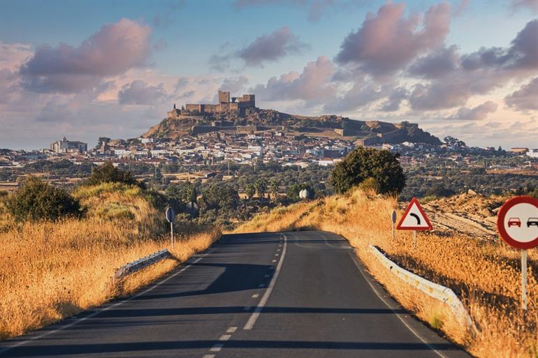 Het imposante kasteel boven Alburquerque