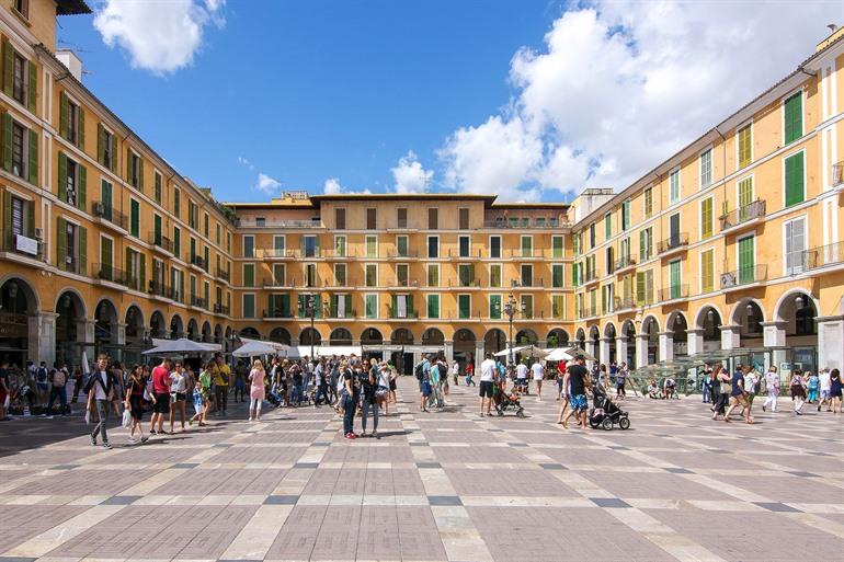 Het levendige Plaza Mayor in Palma de Mallorca