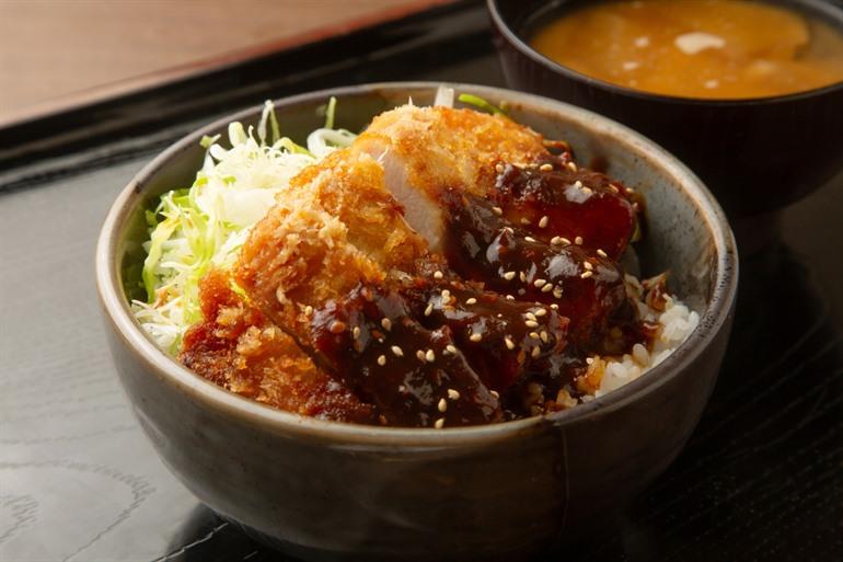 Het lokale gerecht van Nagoya, miso katsudon