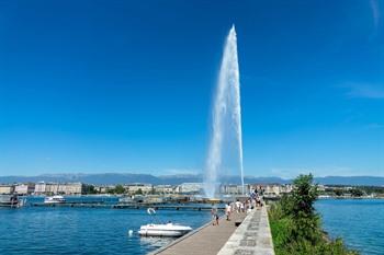 Het Meer van Genève en zicht op de waterfontein Jet d'Eau 