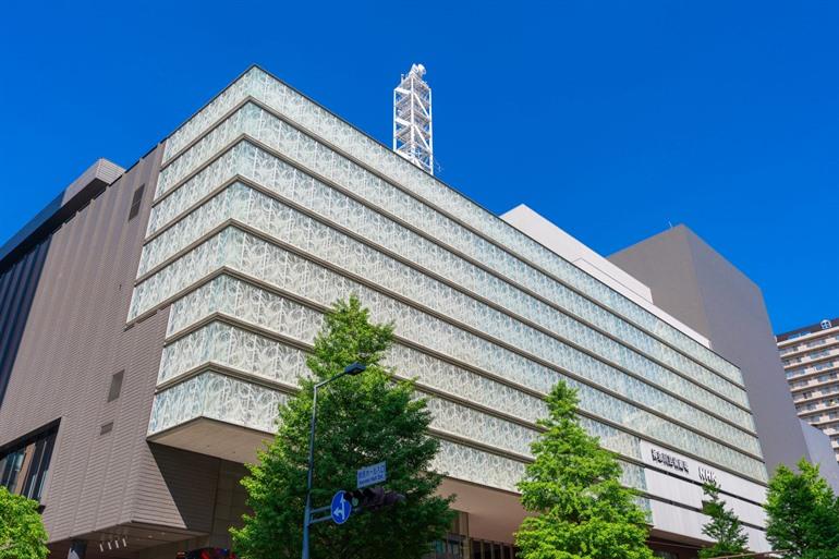 Het moderne gebouw van KAAT Kanagawa Arts Theatre