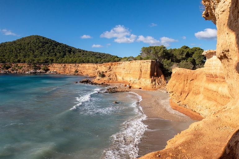 Het oranjekleurige strand Sa Caleta, Ibiza