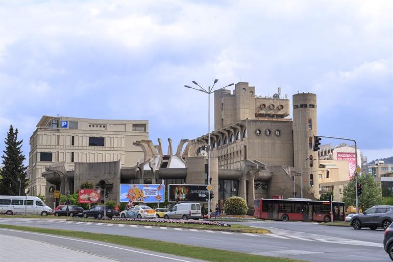 Het postkantoor in brutalistische stijl in Skopje, Noord-Macedonië