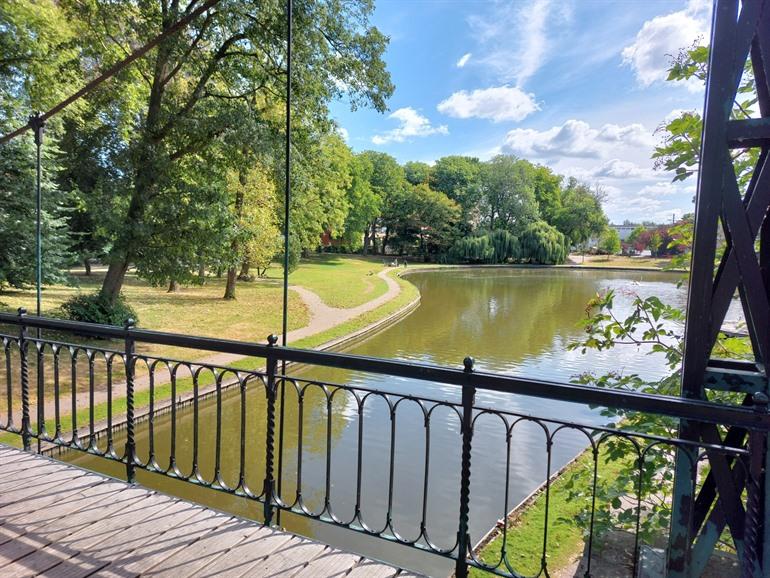 Het rustige Hanssenspark in Vilvoorde, Vlaams-Brabant