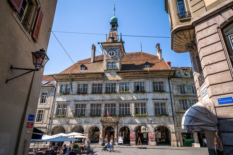 Het sfeervolle Place de la Palud met het stadhuis, Lausanne