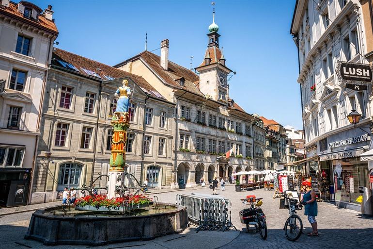 Het sfeervolle Place de la Palud met het stadhuis, Lausanne
