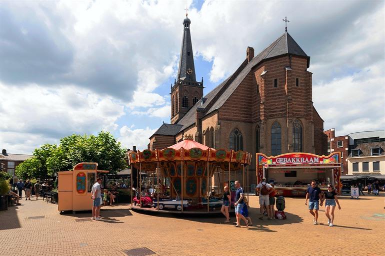 Het Simonsplein in Doetinchem met de Sint-Catherinakerk