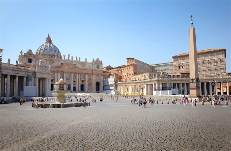 Het Sint-Pietersplein in Vaticaanstad met de fontein en Egyptische obelisk