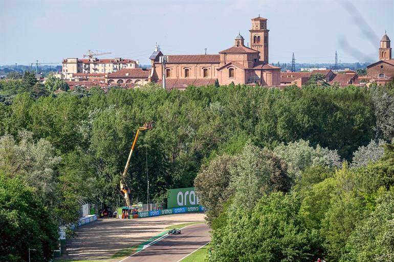 Het stadscentrum van Imola vanaf het circuit