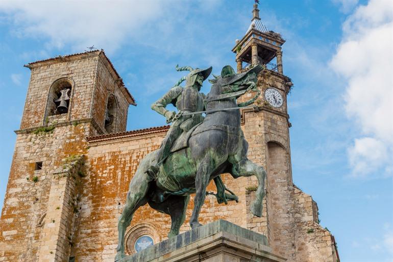Het standbeeld van Pizarro op de markt